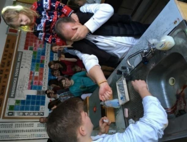 Návštěvníci se účastnili chemické podívané bez přestávky od čtrnácti hodin do půl šesté odpoledne.