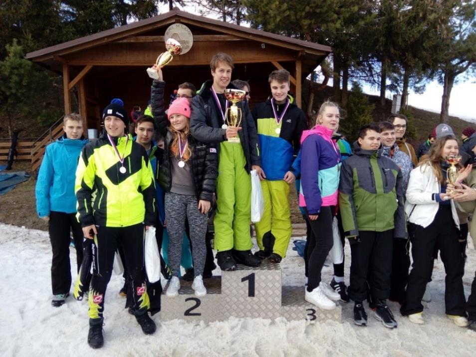 S nadšením přebírali pohár za celkové vítězství mezi středními školami opět žáci GVM. Ondřej Fischer, 6. A První taneční Taneční se blíží.