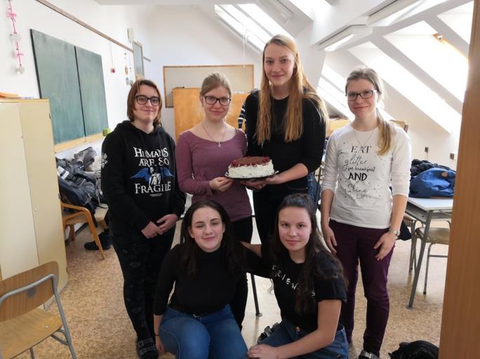 Žákyně 5. A se svým výrobkem. Neznám lepší pocit, než když správně vyřeším nějaký příklad, říká student gymnázia Vítězslav Havlíček, vítěz krajského kola fyzikální olympiády.