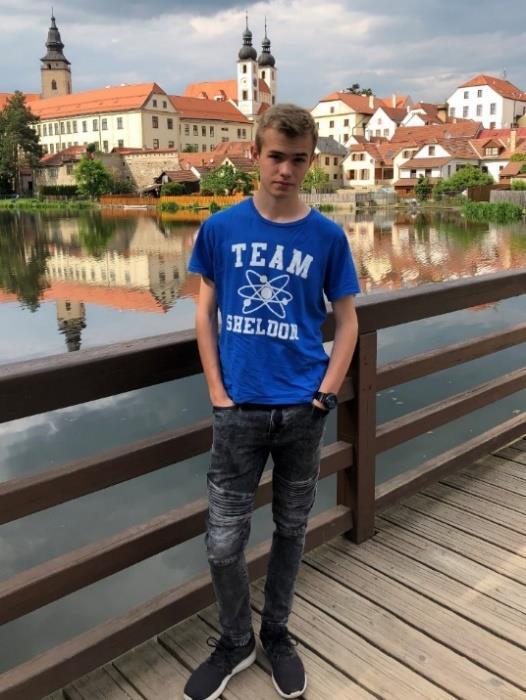Co tě baví? Jaké máš zájmy? Nejvíce se věnuji fotbalu, který hraju za klub FC PBS Velká Bíteš.