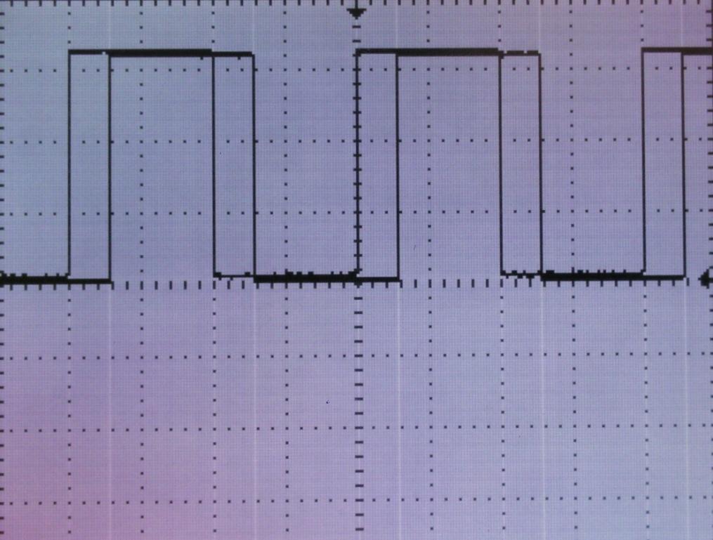 5.1.2.3 Zkreslení tvaru impulzu Smyslem tohoto měření bylo poukázat na fázové posunutí (jitter) u digitálního signálu. Na následujícím obrázku je tento stav znázorněn.