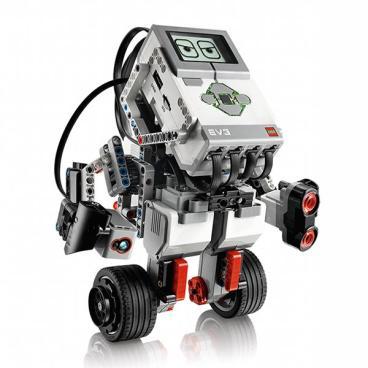 Naše škola poskytla zázemí v budově Rychnovská 216, lektora a Veselá věda vybavení. Ti, co se přihlásili, se učili stavět a programovat funkční roboty.