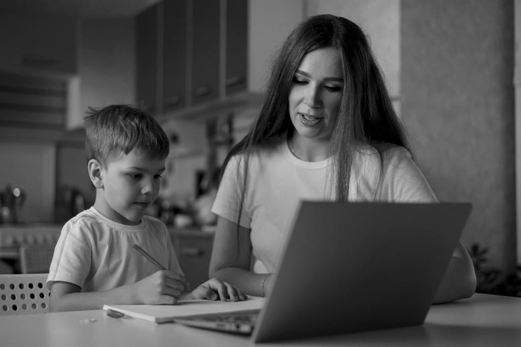 2 Which methods are good for studying: a) subjects such as Maths and Physics / modern languages? b) before oral/written exams? EXAM TIME at home B 1 styles. Choose one of the pictures and describe it.