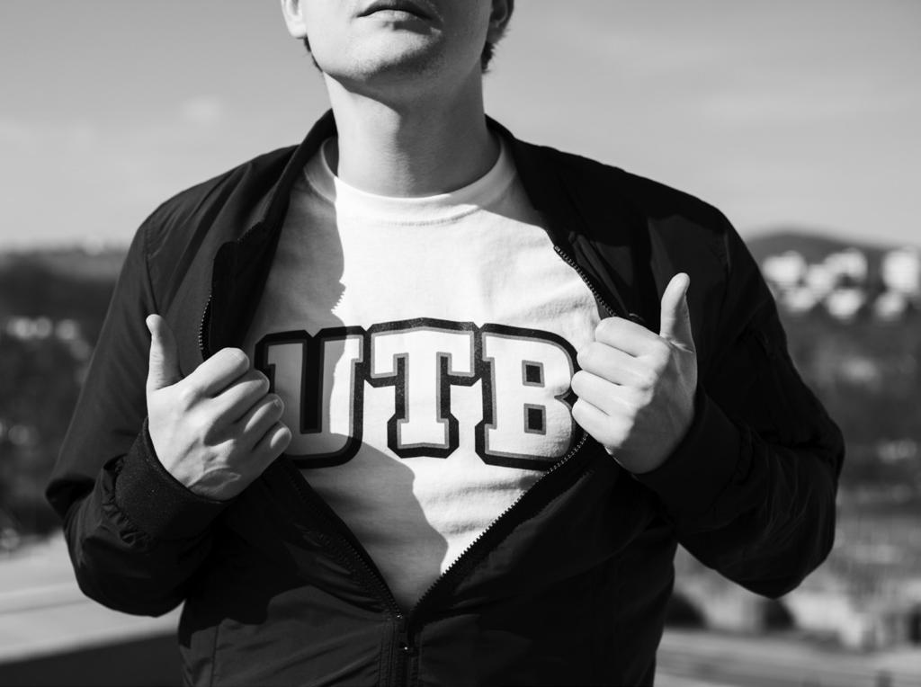 Oblečení a reklamní předměty UTB oficiální showroom be.utb.cz Hrdý student, absolvent nebo prostě jen příznivec univerzity? A tu boží mikinu už máte?