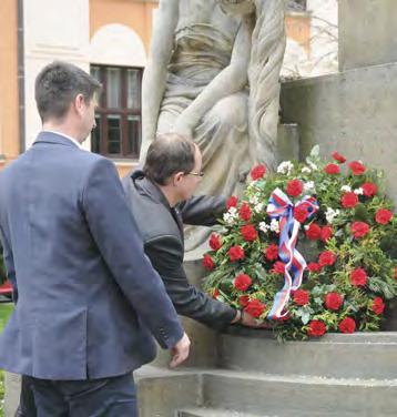 ZRCÁTKO MĚSÍCE Představitelé města uctili památku padlých hrdinů Vedení města Červeného Kostelce na hrdiny, kteří položili své životy, aby my jsme mohli žít v míru, nezapomíná.