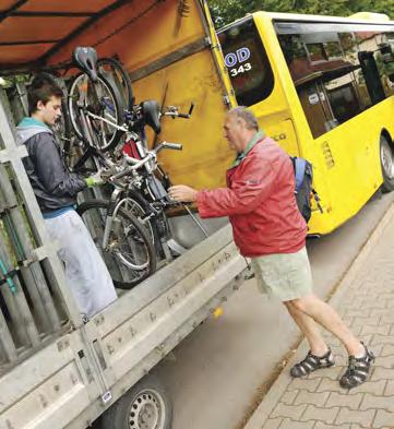 září v sobotu, neděli a ve svátky a v době letních prázdnin každý den. Tradičně vyjedou dvě linky, kterými se můžete svézt červená a modrá.