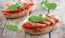 5plus2 VKUCHYNI Amuse bouche (čti amysbuš) Není to klasický předkrm, který si objednáte ještě před svou oblíbenou flákotou masa, ale jde o maličkou chuťovku servírovanou jako pozornost podniku.