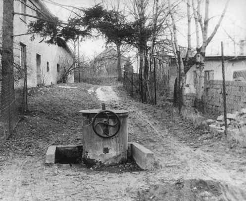 Jesenický pramen (pramene), který patří rolníkovi a je zcela zakryt a uzavřen. V ostatním jsou shodné.