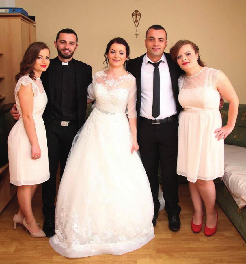 Svatba nejstarší sestry všichni sourozenci pohromadě; zleva: Andriana, Viktor, Tereza, Franjo, Marina; Foto: archiv Viktora Jakoviće Brigáda na zahradě v pozadí spirituál O.