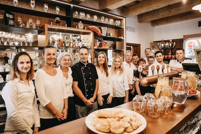 Strana 2 Kuchyň je srdcem hospody, říká Jan Chadima, který v Sobáčově otevřel hospodu s penzionem to, co tady dnes vidíte. A teď nemám na mysli jen restauraci, ale celý areál.