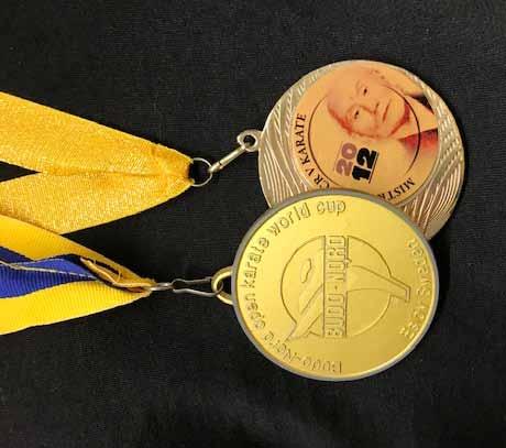 Karate jako sport se skládá z 3 částí, Pepino se zaměřil na kumite ( 組手 ), což znamená zápas, a jde vlastně o polokontaktní boj s pravidly a bodovanými technikami. Např.