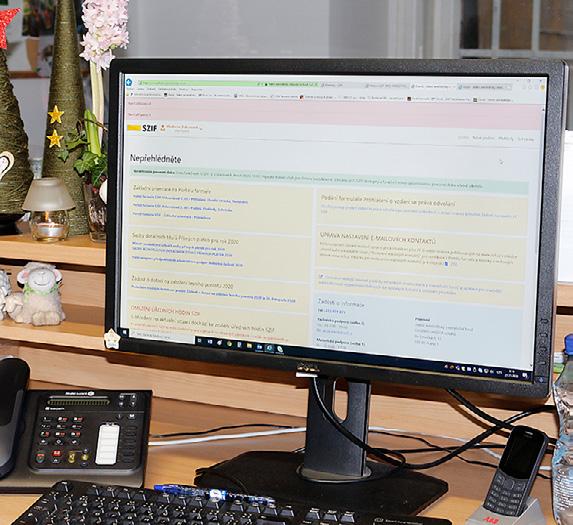 Naše holky z linky se učí, jak se říká, za pochodu spolu s žadateli. Vlaďka k tomu dodává: Konec roku bývá tradičně náročnější, když žadatelé zemědělci potřebují penízky co nejrychleji na účet.