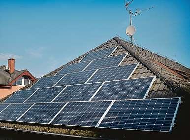 SOLÁRNÍ ENERGIE KOMERČNÍ PREZENTACE O střešní solární elektrárny je v Česku stále větší zájem Oblibu střešních solárních elektráren nezastavila ani pandemie.