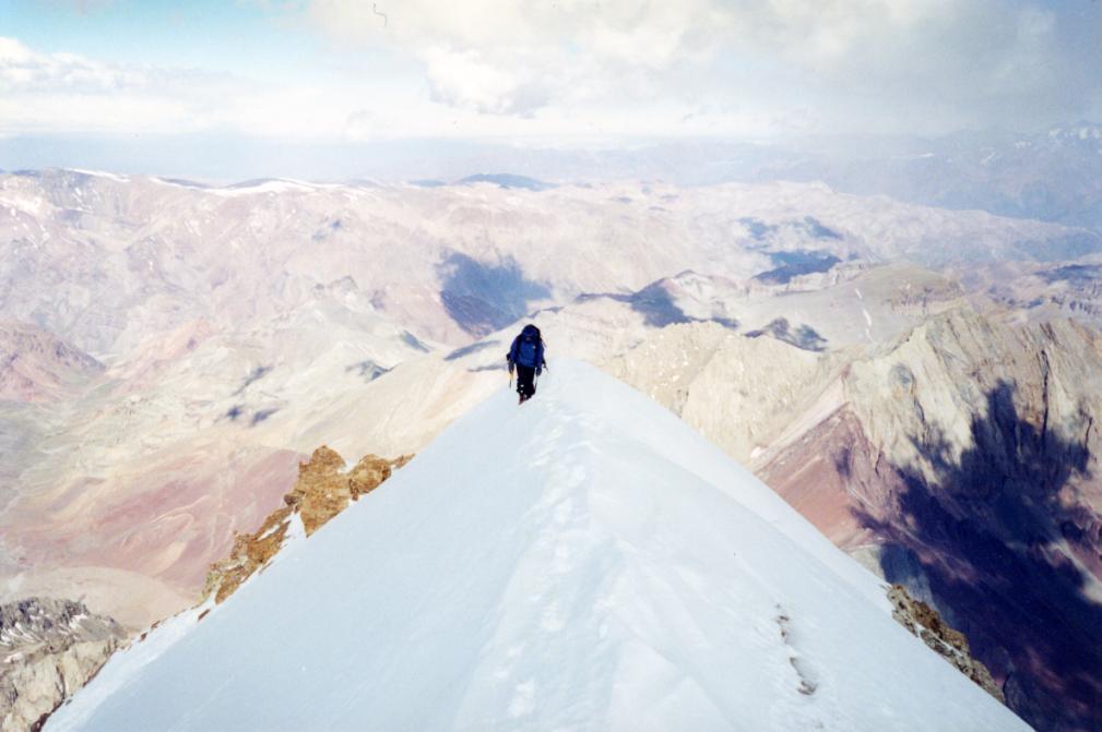 Marek roku 2002 tentokrát počasí vyšlo (viz obrázek č. 20). S Jiřím Leskovjanem vystoupili na vrchol hory alpským stylem. Obrázek č. 20: Aconcagua, Jiří Leskovjan těsně pod vrcholem z r.