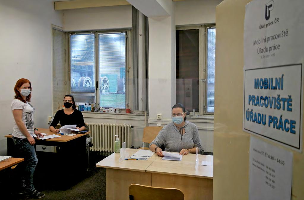 Zaměstnanci, kterým hrozí, že přijdou o práci kvůli hromadnému propouštění, a rovněž ti, co jsou ve výpovědní době a současně se zaevidovali na úřadu práce jako zájemci o zaměstnání.