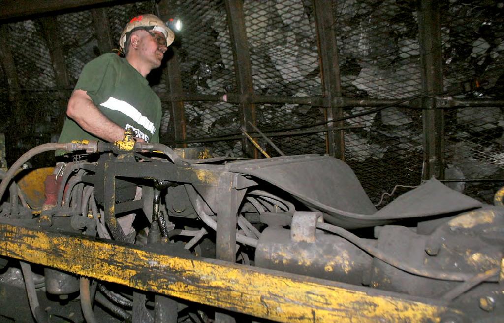 2 Z OKD číslo 11 ročník 50 Na čelbách plnili říjnové úkoly se čtyřmi metrážemi sto a výše Těžbu v revíru zajišťovalo šest porubních bloků, problémy s přírodou a nemocností však způsobily výpadek na