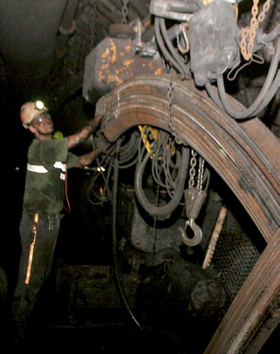 Na business plán podle něj v říjnu pochybělo přes 96 tisíc tun především kvůli opožděné přípravě nových porubních bloků 463 402 a 401 204/1 na jižní lokalitě ČSM, což opět připadlo na vrub nemocnosti.