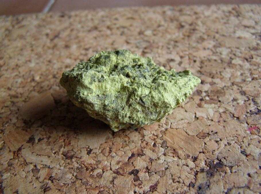 černé dendrity. Vzácnou puklinovou mineralizací nahrazuje bílý štěpný kalcit a šedý křemen, oba v žilkách o mocnosti milimetrů až prvních centimetrů.