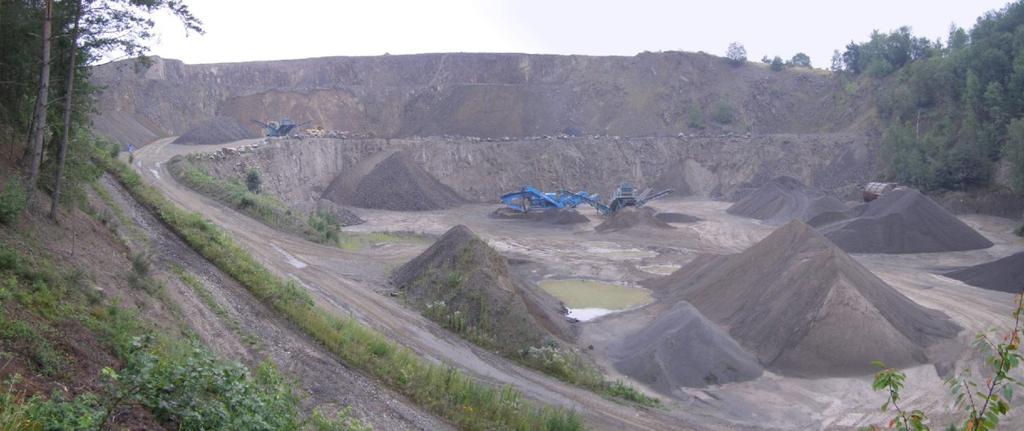 Navrhovaná maximální celková nálož odstřelu nepřesáhne - 7 500 kg trhaviny. [2] Vrtací a trhací práce jsou prováděny dodavatelskou firmou CB Destrukce s.r.o. Obrázek 6 Pohled na lom Podle současně platného POPD lomu Ouštice byla skrývka z větší části již provedena (v hranicích povolené hornické činnosti).