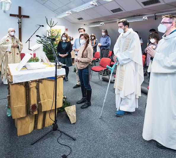 2 / Zpravodajství Katolický týdeník / 15. 28. prosince 2020 Z domova i ze světa Pro Betlémské světlo i v pandemii Betlémské světlo už je v Česku.