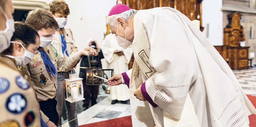 Světlo dostali skauti od svých rakouských kolegů kvůli protipandemickým opatřením přímo na hraničním mostě.