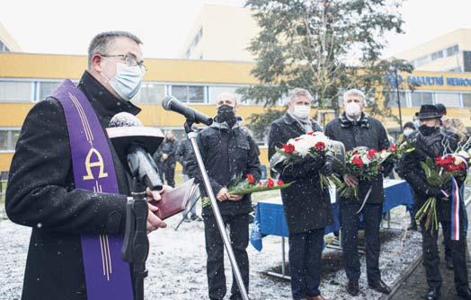 Uctít zemřelé přišli pozůstalí, zástupci kraje, města, záchranných složek, zdravotníci i široká veřejnost.