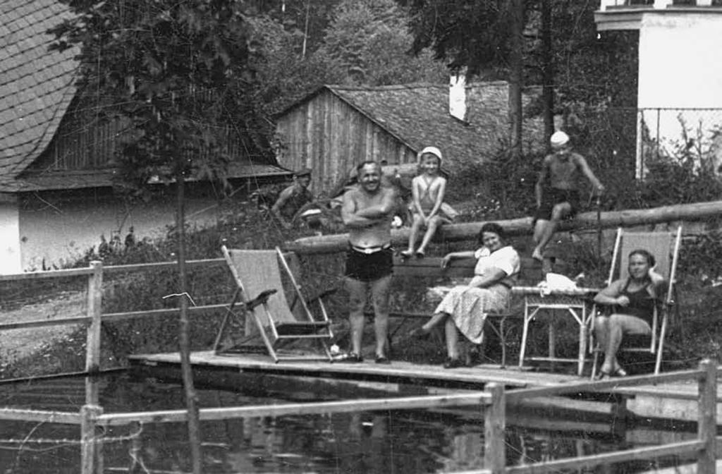 Kupní smlouva mezi Marii Merkel, rozenou baronesou von Badenfeld a Antonem Fischerem z Klokočova, 36. Maria Merkel prodává parcely 195 a 197. Vítkov, 18. dubna 1890 (v němčině).