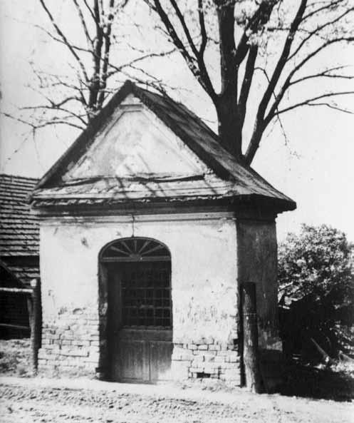 Bludný balvan v Jistebníku Ve II. bytě pak bydlel v roce 1910 výměnkář Josef Pasker (*1859) a jeho manželka Johanna (*1863). Oba pocházeli z Jistebníku a měli tři děti.