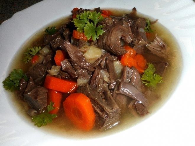 40 g mouky Špetka soli Špetka pepře nudle, zavářka Pštrosí krk opečeme s polovinou tuku a polévkové zeleniny. Poté zalijeme vodou. Krk dusíme do měkka.