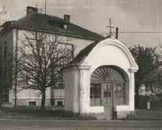 A K T U Á L N Ě Restaurování malířské výzdoby kaple Foto z roku 1963 Foto z roku 2020 Síňová kaple Korunovace Panny Marie a Nejsvětější Trojice byla v roce 1746 postavena u silnice na Prahu v místě