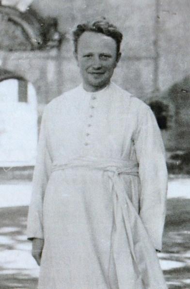 V novoříšském klášteře působil jako novicmistr. Po zatčení gestapem 29. května 1942 byl nacisty vězněn v koncentračních táborech v Osvětimi a Buchenwaldu.