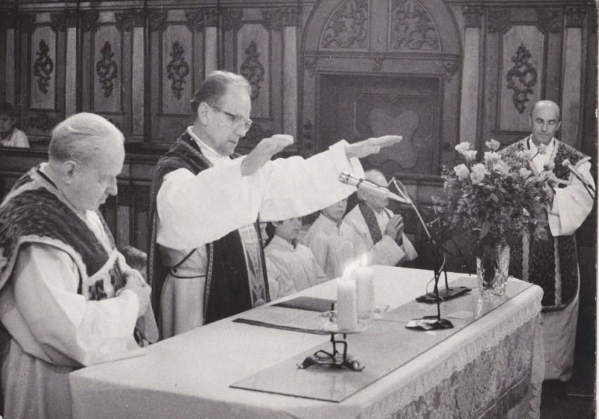 Obr. 23 P. Krajíček udělující novokněžské požehnání při primiční mši svaté v Nové Říši. Fotografie z osobního archivu p. Karla Krajíčka K tomuto svěcení došlo 7. května 1992.
