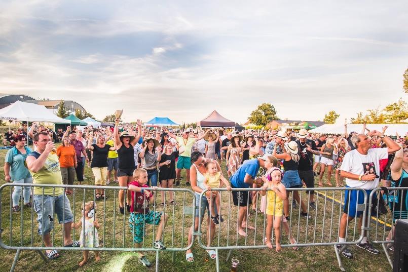 Na uspořádání festivalu se podílelo mnoho lidí, kterým touto cestou