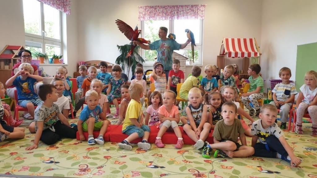 -27.10. mít školu uzavřenou, takže si tuto aktivitu necháme na příští rok. Přejeme všem pevné zdraví a pohodové dny. Ze života školky Strana 5 Mgr.