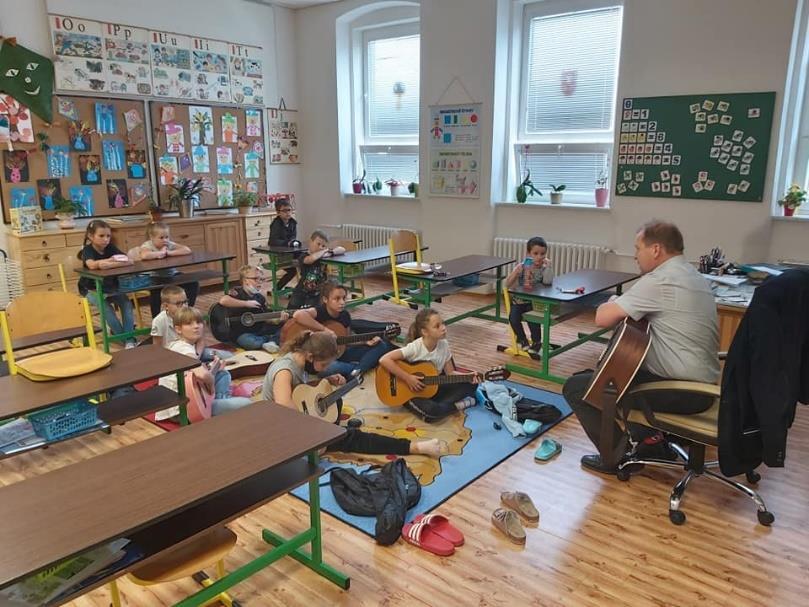 Každé dítě po splnění úkolu dostalo sladkou odměnu. Za několik dnů poté k nám na zahradu přiletělo několik dravců. Děti si je pěkně prohlédly zblízka i za letu.