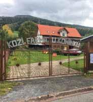 pštrosa Edinka. Komínkovi vyrábí sýr ručně, výhradně z mléka od zvířat z vlastního chovu.