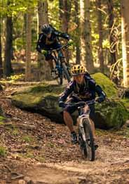 Základna Rychlebské stezky nabízí i-centrum, test centrum, bike-café, bike-školu a obchůdek. Vedle základny na vás čeká skills centrum.
