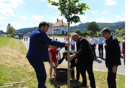 Menschen und Vielfalt / lidé a společnost Ein Baum für die Freundschaft - Ein Symbol für die offene Grenze Strom přátelství symbol otevřených hranic Grenzübergang Höll-Lísková (DE+CZ) 28.07.