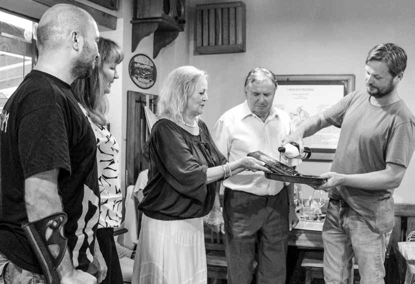 Křest knihy Liška Bystrouška 100 let vzniku legendy, v bílé košili vnuk Rudolfa Těsnohlídka František Navrátil. Foto Pavel Kováč Hrob Gustava Kořínka, lesního správce ve Veselí.