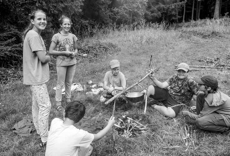 DEN NA TÁBOŘE MANERE KDO OVLÁDNE OSTROV TOKORIKI? 22 Vaření na ohni, foto Manere Náš letošní stanový tábor se uskutečnil prvních 15 dnů v měsíci srpnu na louce nedaleko od obce Sklené nad Oslavou.