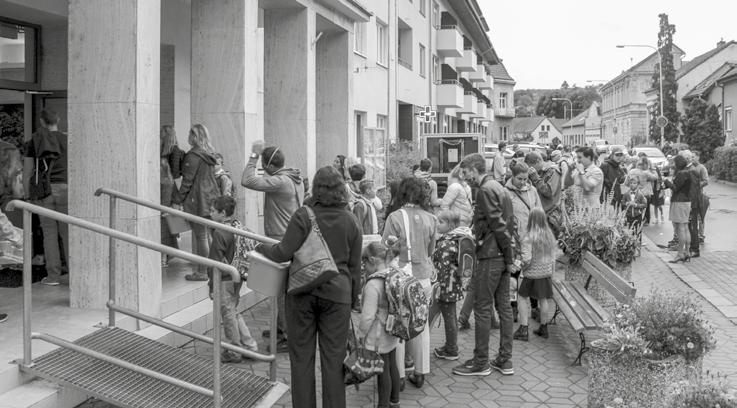 současně s domy kolem ní. Při následné úpravě této komunikace se pak bude v úzkých místech uhýbat směrem k panelákům, ne směrem k řadovým domům.