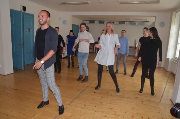 V Loňském roce se dvojice tanečníků Tereza Řípová a Martin Šimek rozhodla připravit projekt pro pražská divadla, Roztančené jeviště Souboj divadel Praha.
