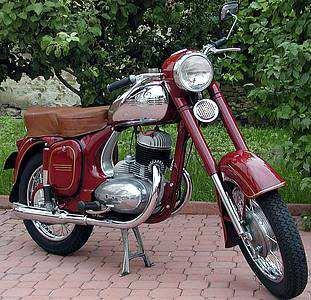Následujícím motocyklem z třídy 250 ccm byla Jawa 250 typ 353, kterému se říkalo kývačka. Přezdívku si vysloužil díky hydraulicky tlumenému odpružení předního a zadního kola.