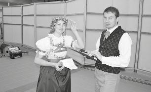 Jarmark lidových řemesel s flašinetáři a krátká vystoupení folklorních souborů na náměstí ještě vyšperkovalo krásné slunečné počasí.
