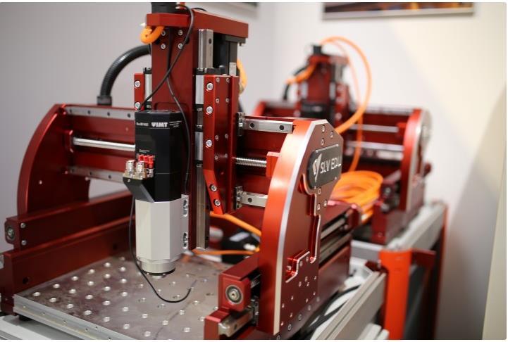 Tabulka 6 Technické parametry strojů firmy SolidVision [17] Typ stroje SLV EDU SLV EDU 5X Rozměry stroje 2000x1510x1000 1405x1270x2350 Hmotnost stroje 300 Kg 350 Kg Pracovní prostor 365x400x185