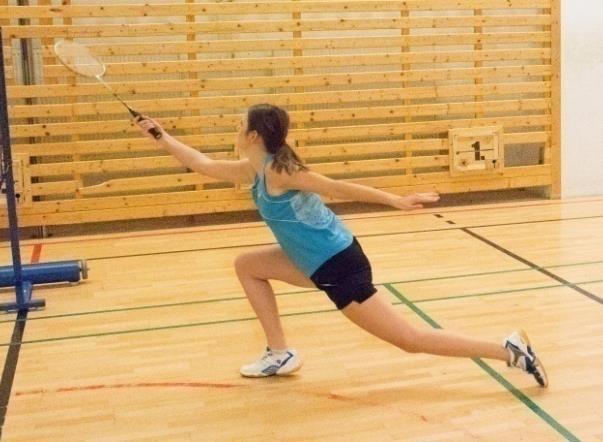 Obrázek 12 Postavení kolenního kloubu při hlubokém výpadu Zdroj: archiv autorky Tendinopatie lig. patellae Badminton je sportem, ve kterém jsou extrémně zatěžovány šlachy.