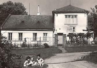 Pohlednice z konce šedesátých let 20. století. Foto sbírka M. Titzové. Wolkerova vila Krásná vyhlídka (Bellevue), Krej ího 38/10 pozdn klasicistního stylu, z druhé poloviny 19.
