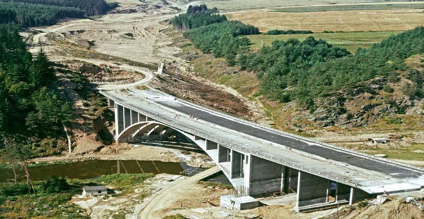 Jako vedoucí stavebního dozoru se na staveniště mostu vrátil inženýr Oldřich Hurych a novým