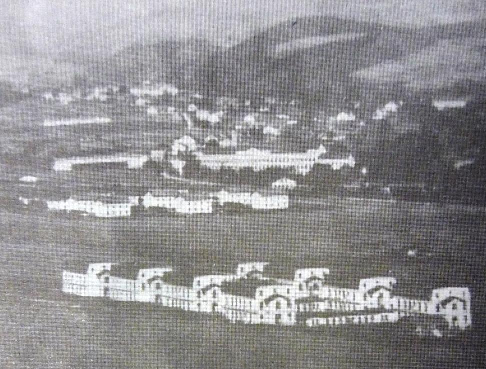10) V popředí dělnická kolonie