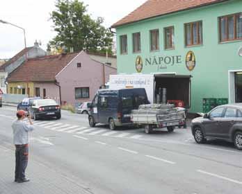 řidiči by měli na dálnici zůstat a neobjíždět ji přes město. Na souběžné silnici 602 totiž začala přímo ve městě oprava kanalizace a doprava bude velmi omezená.